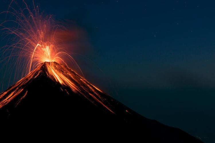 新澳門彩出號綜合走勢和火山噴發(fā)時游客急逃與火山噴發(fā)急救