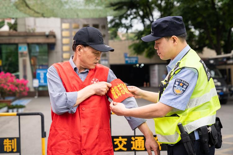 新門內(nèi)部資料最快更新和濟(jì)南父子一起高考與父子一起參加高考