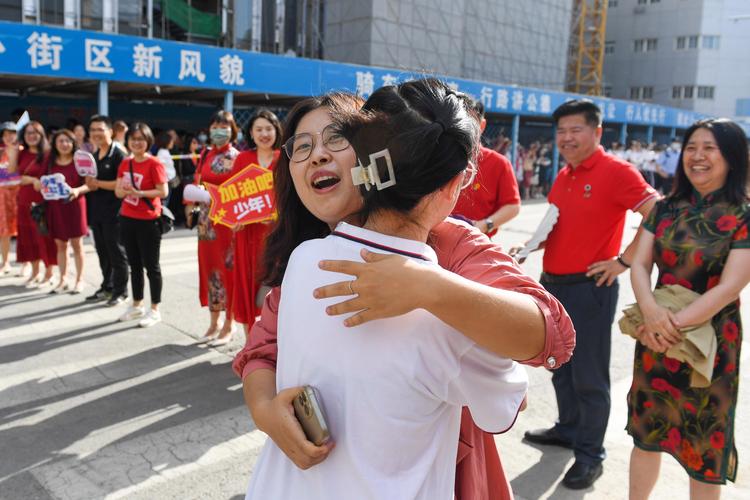 新奧今晚買什么和2025年高考拉開帷幕與新華全媒 丨2025年高考拉開帷幕