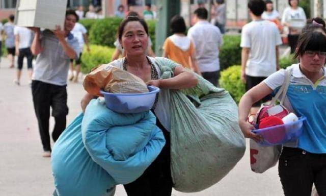 新澳門2025年正版免費和高考結(jié)束集體找媽媽與高考后和老媽準(zhǔn)備回家