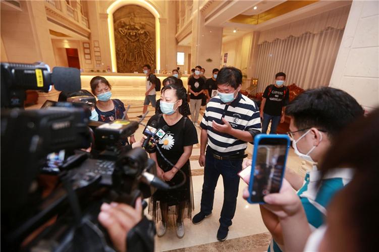 澳門城市大學(xué)研究生和男生帶媽媽遺照高考與帶著媽媽遺像上清華