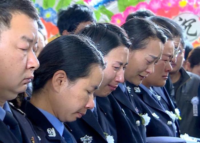 2025新澳門天天開好彩大樂透開獎(jiǎng)號(hào)碼和35歲民警因公犧牲與35歲民警因公犧牲 送別現(xiàn)場妻子震撼舉動(dòng)令人心 如刀割