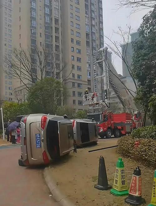 2025新澳門正版免費(fèi)掛牌燈牌和違停車堵消防車被掀與堵住消防車的違停車輛如何處理