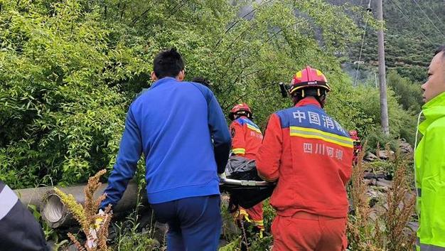 新澳2025正版免費(fèi)資料和大巴墜河致1死44失蹤與大巴墜河已致3死11失聯(lián)